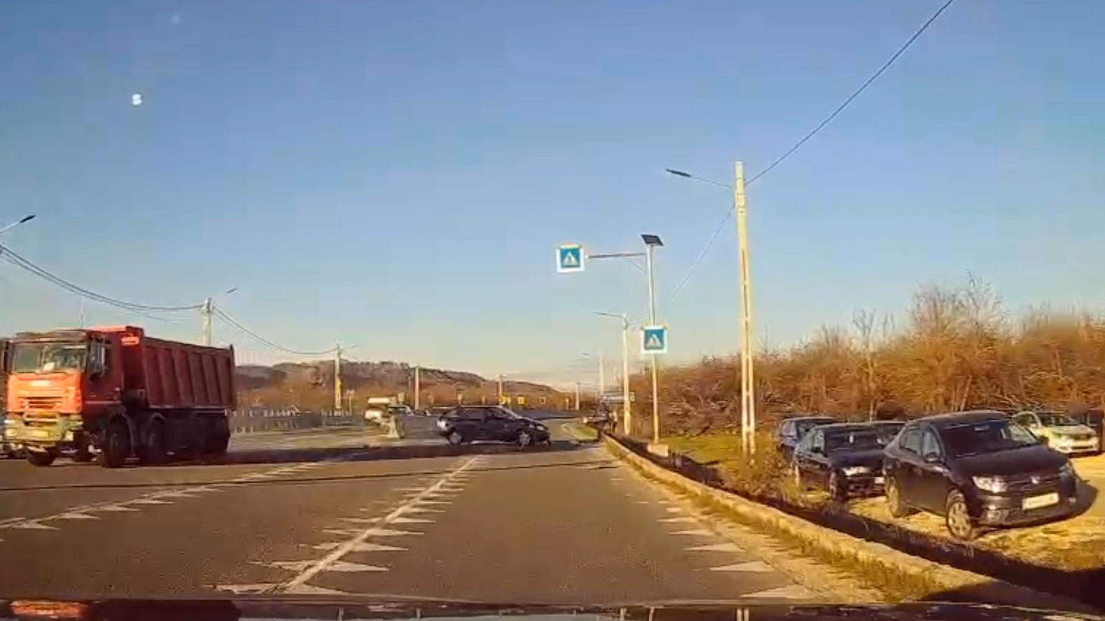 Momentul fatal când o femeie este zdrobită pe o trecere în Argeş. Iubitul ei s-a salvat în ulimul moment