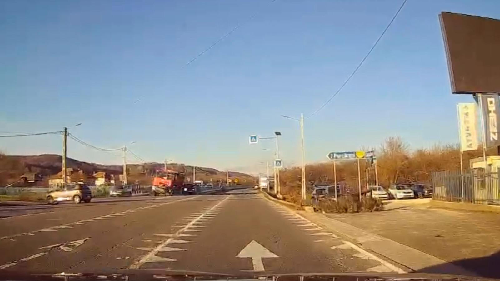 Momentul fatal când o femeie este zdrobită pe o trecere în Argeş. Iubitul ei s-a salvat în ulimul moment