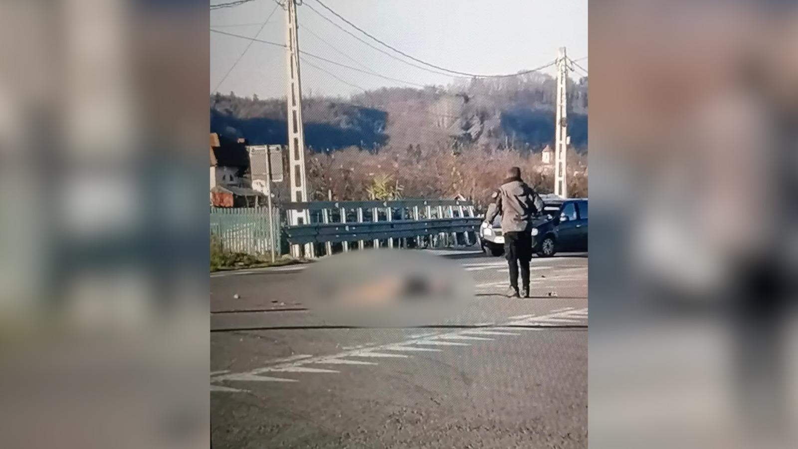 Momentul fatal când o femeie este zdrobită pe o trecere în Argeş. Iubitul ei s-a salvat în ulimul moment