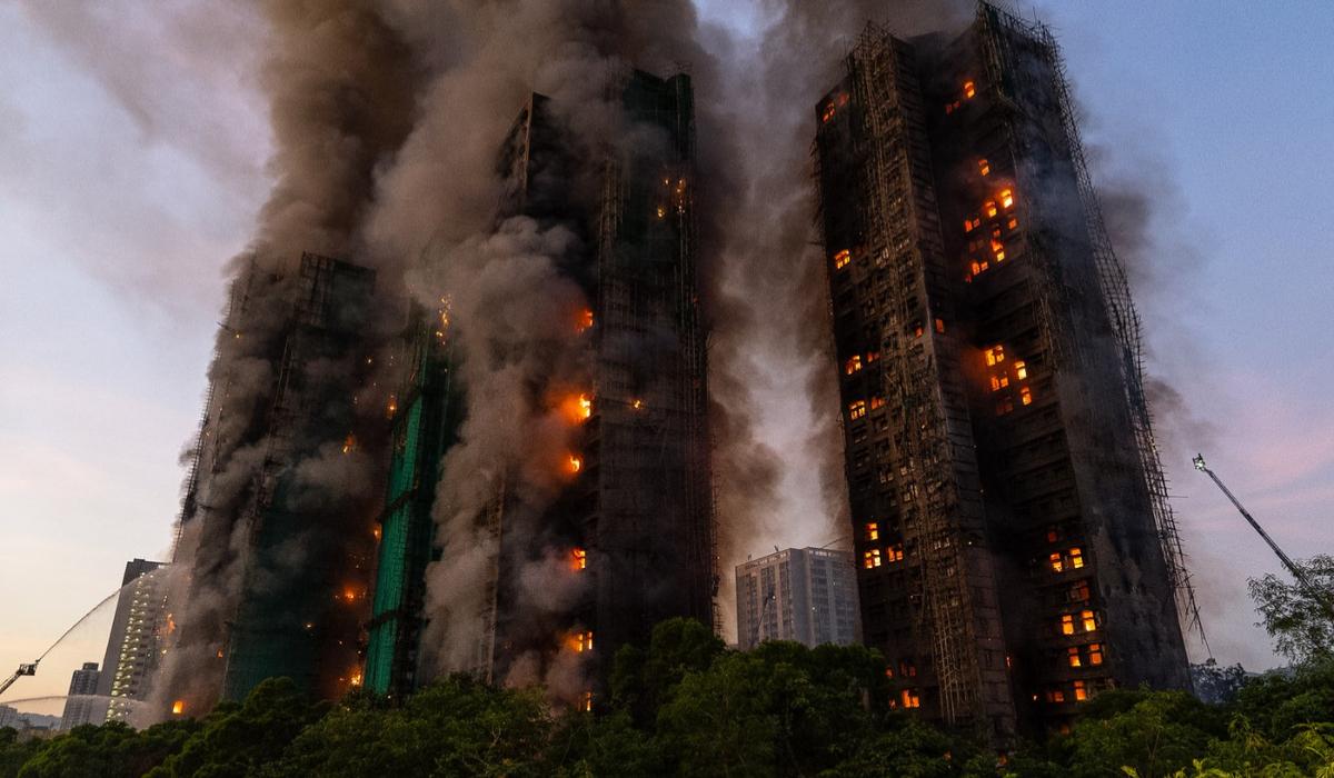 Blocuri cuprinse de flăcări în Hong Kong. Patru morți și cel puțin 8 răniți, în urma unui incendiu devastator