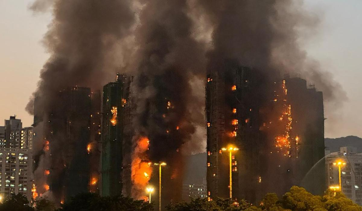 Blocuri cuprinse de flăcări în Hong Kong. Patru morți și cel puțin 8 răniți, în urma unui incendiu devastator