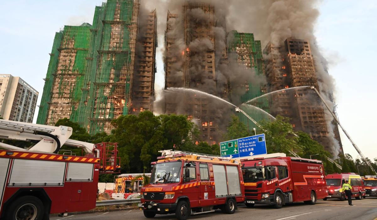Blocuri cuprinse de flăcări în Hong Kong. Patru morți și cel puțin 8 răniți, în urma unui incendiu devastator