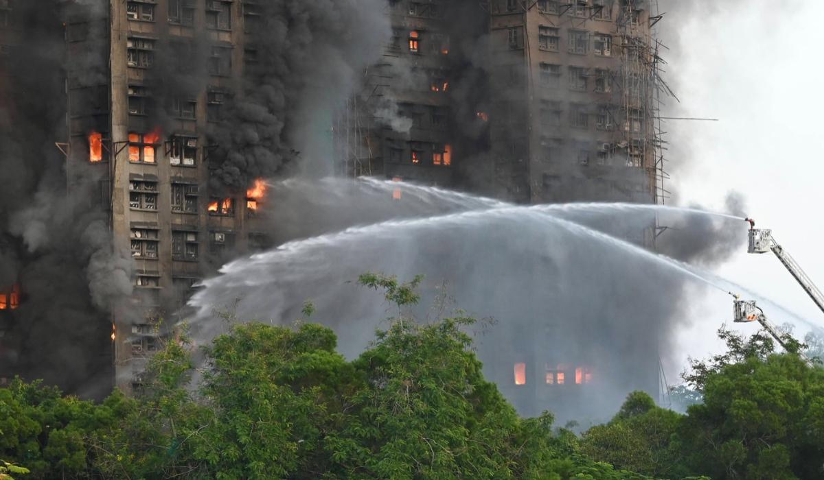 Blocuri cuprinse de flăcări în Hong Kong. Patru morți și cel puțin 8 răniți, în urma unui incendiu devastator