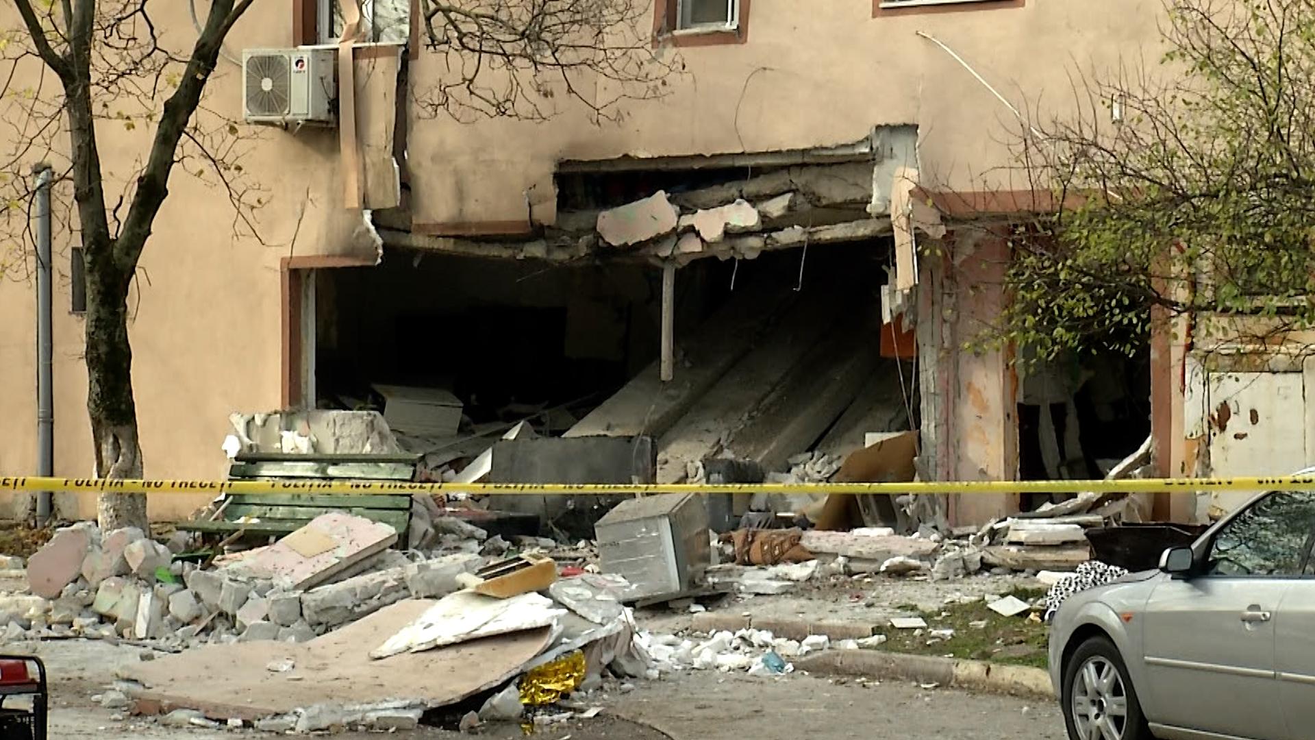 Filmul exploziei din Buftea. O butelie defectă a creat haos. "Uşile de la bucătărie le-am găsit în parcare"