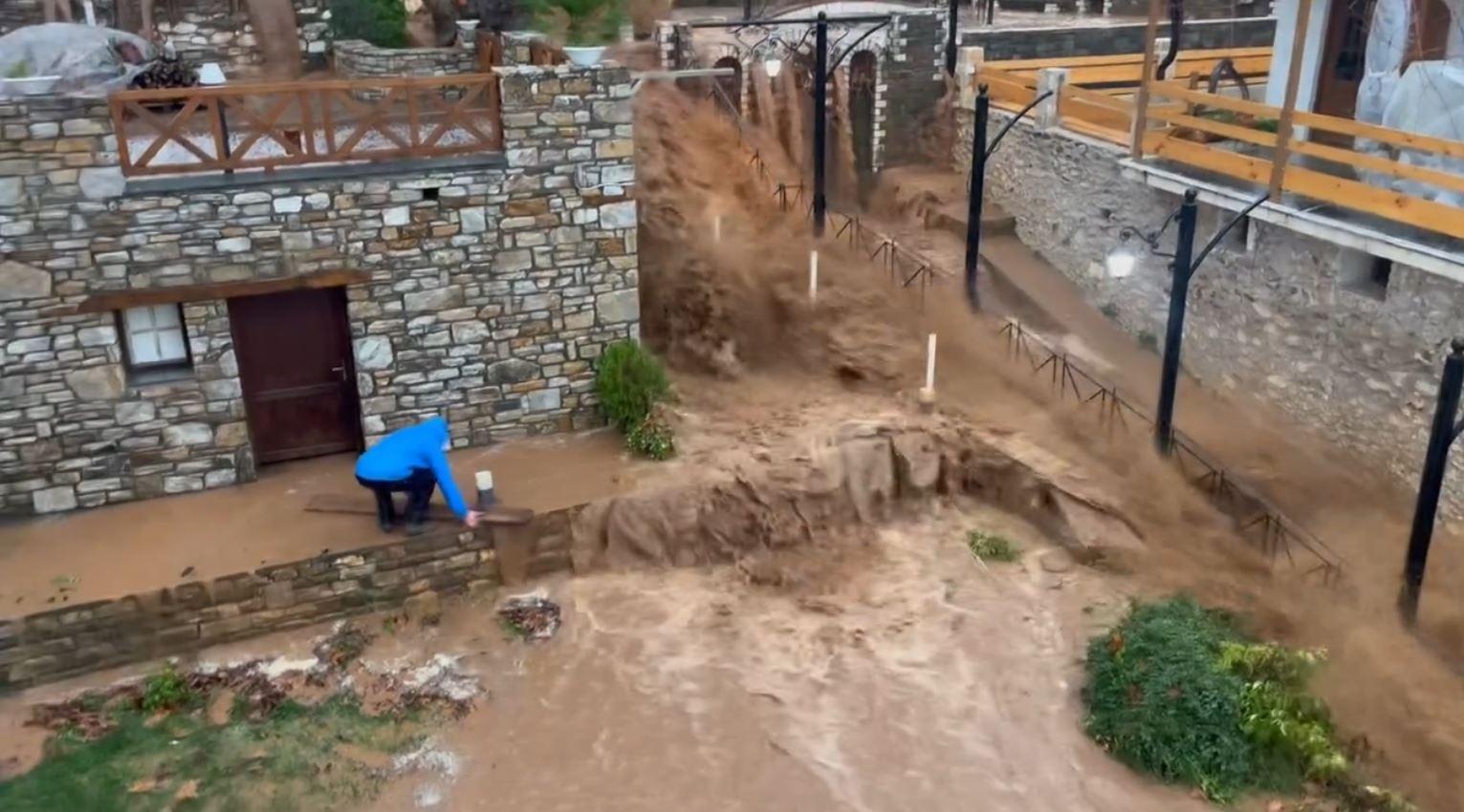 Insula Thassos, lovită grav de furtuna Adel. Viiturile au măturat drumuri şi case