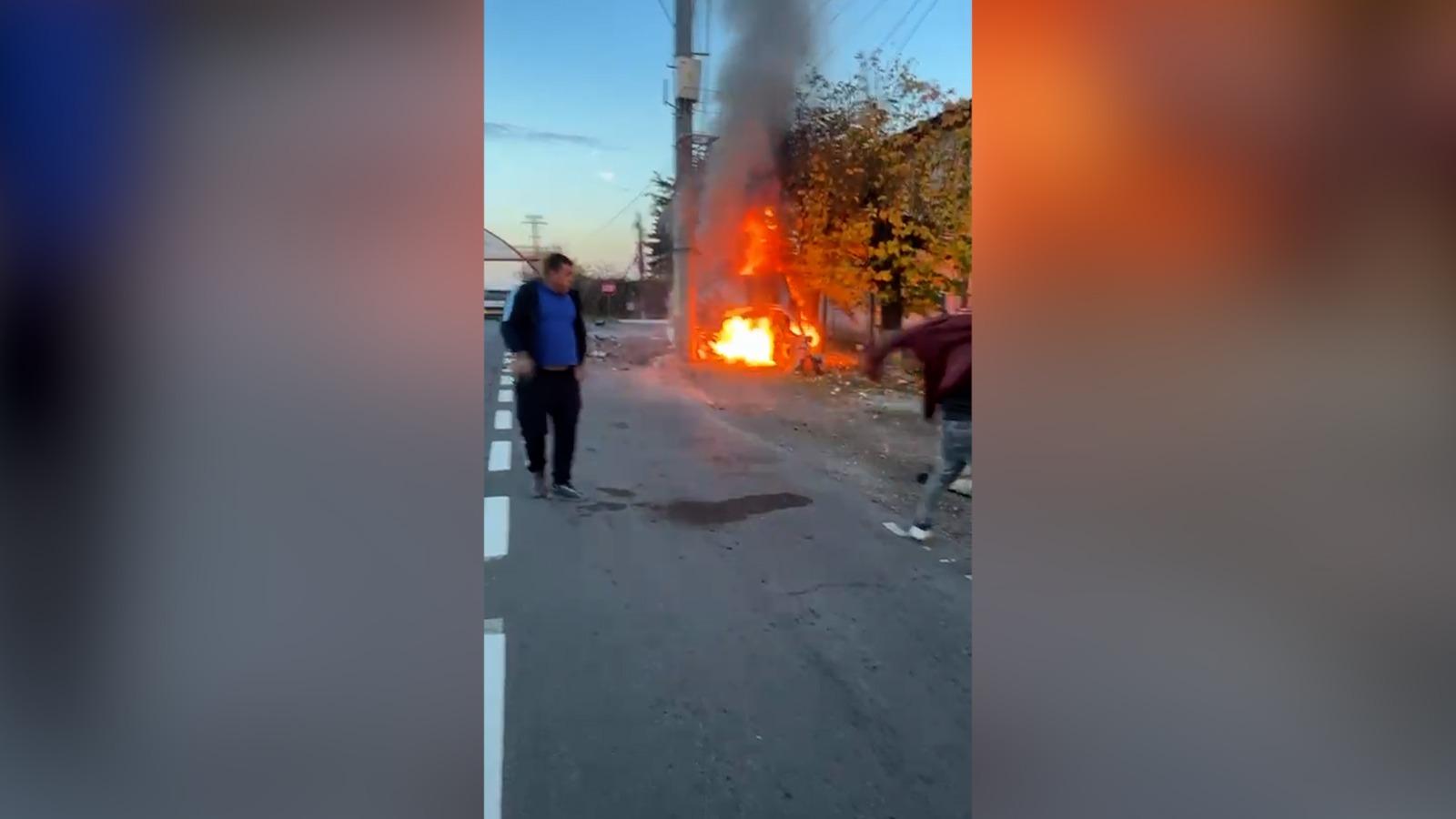 Un bărbat a murit, după ce maşina în care se afla a luat foc în urma unui accident în Prahova