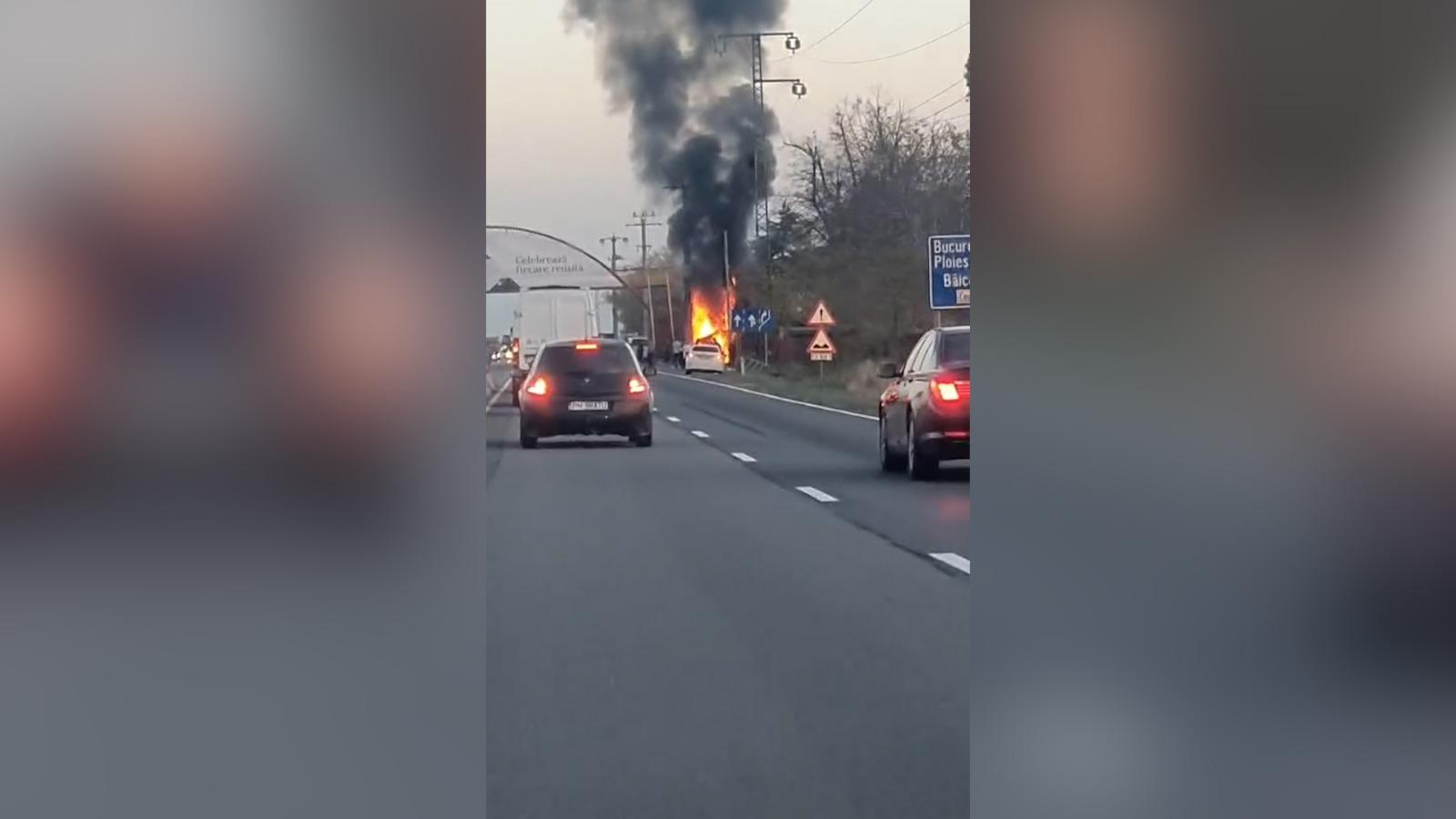 Un bărbat a murit, după ce maşina în care se afla a luat foc în urma unui accident în Prahova