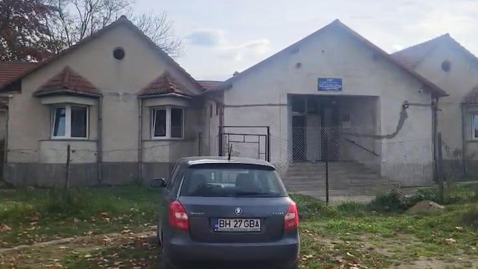 Angajaţii unui centru pentru persoane cu dizabilităţi, filmaţi cum bat cu nuiaua un pacient