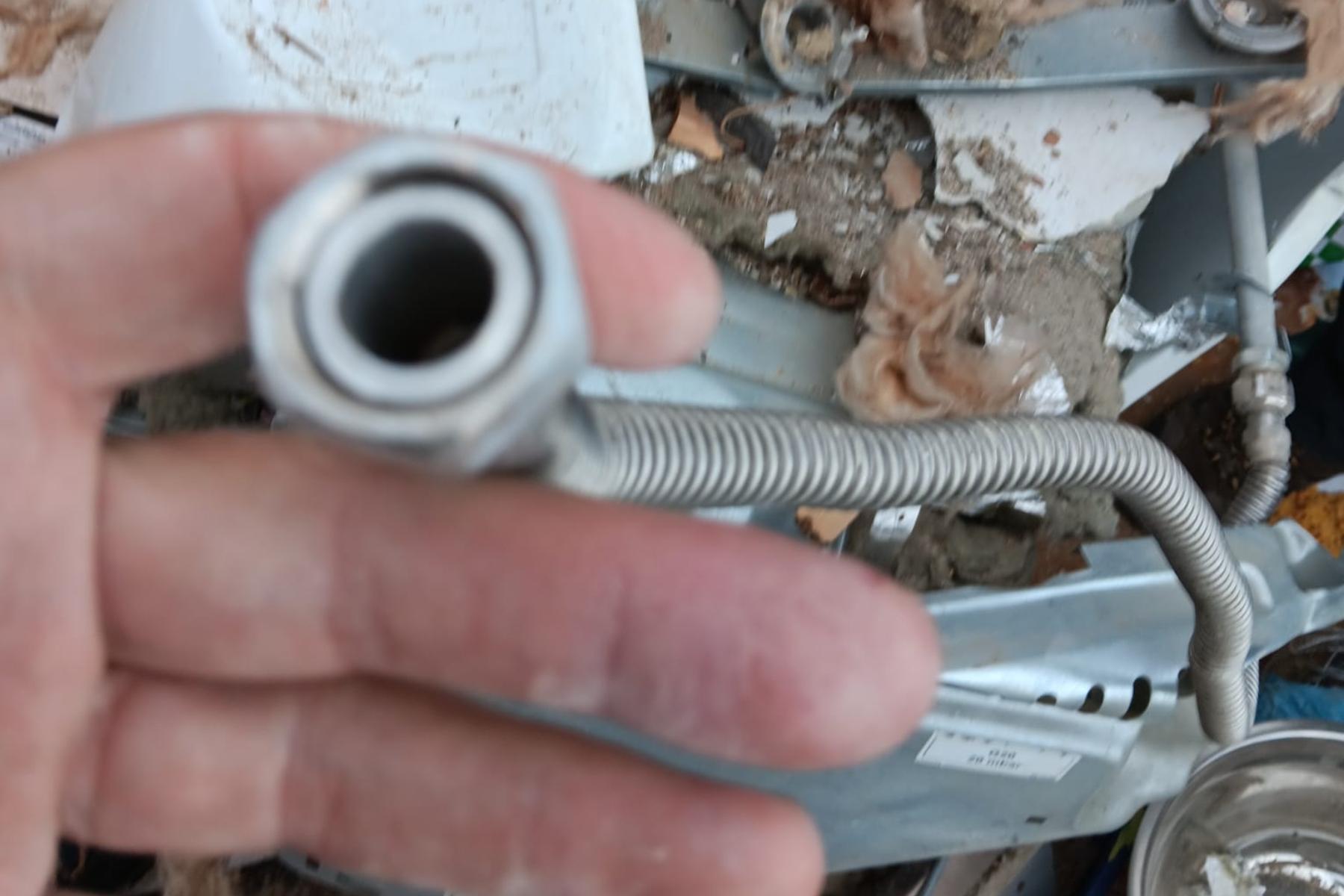 Surse: Furtunul aragazului desfiletat şi duzele înlăturate. Ipoteza sinuciderii, luată în calcul după explozia