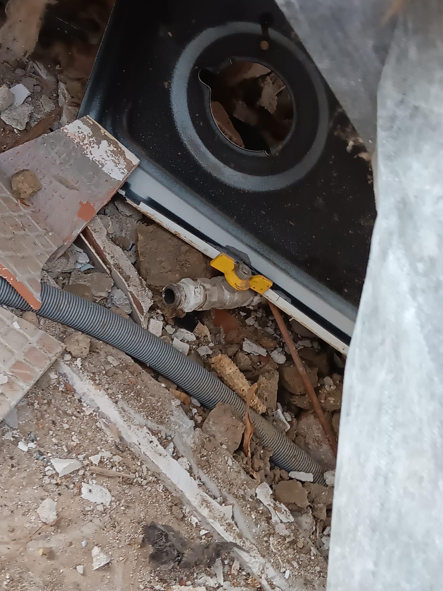 Surse: Furtunul aragazului desfiletat şi duzele înlăturate. Ipoteza sinuciderii, luată în calcul după explozia