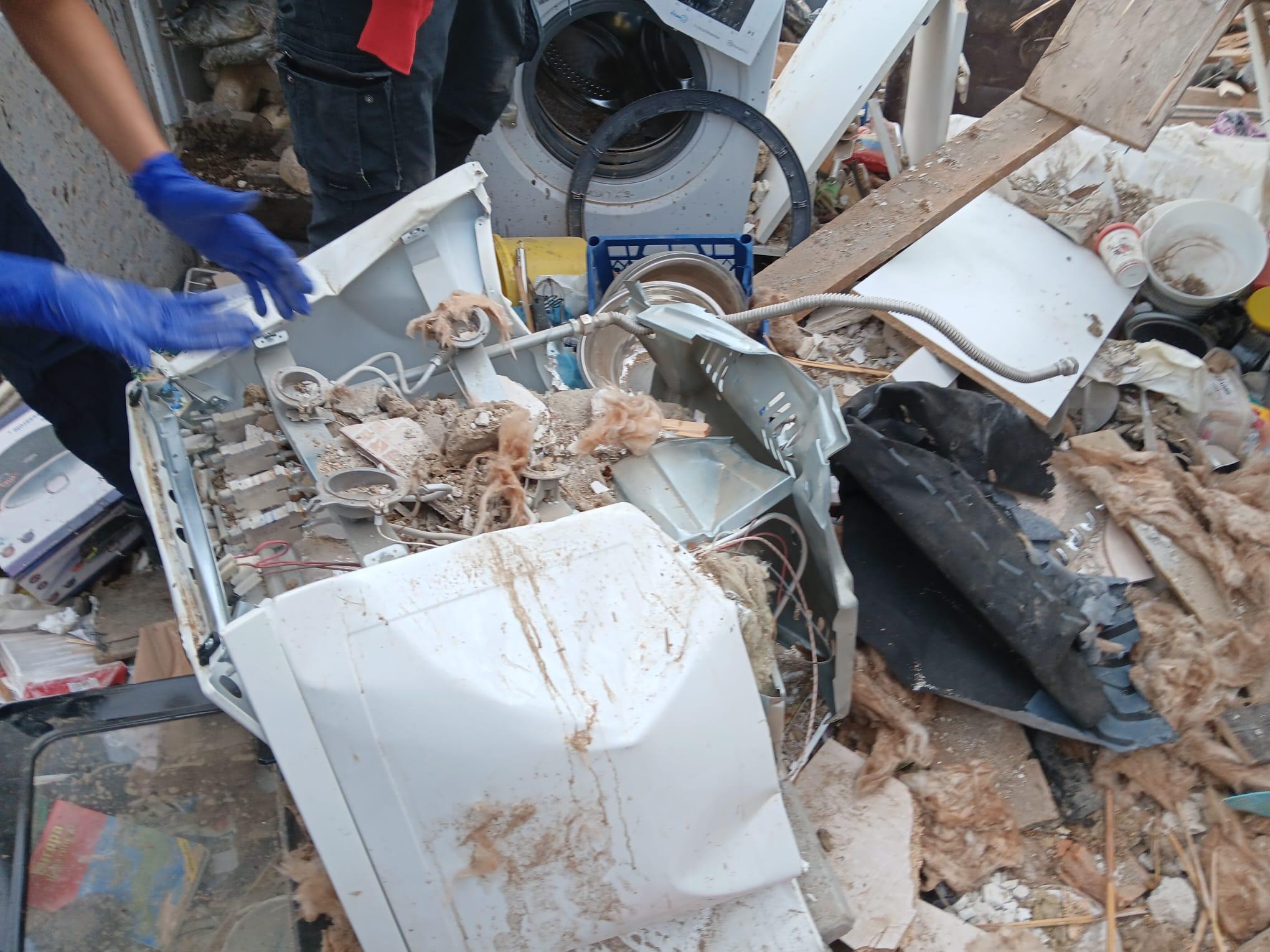 Surse: Furtunul aragazului desfiletat şi duzele înlăturate. Ipoteza sinuciderii, luată în calcul după explozia