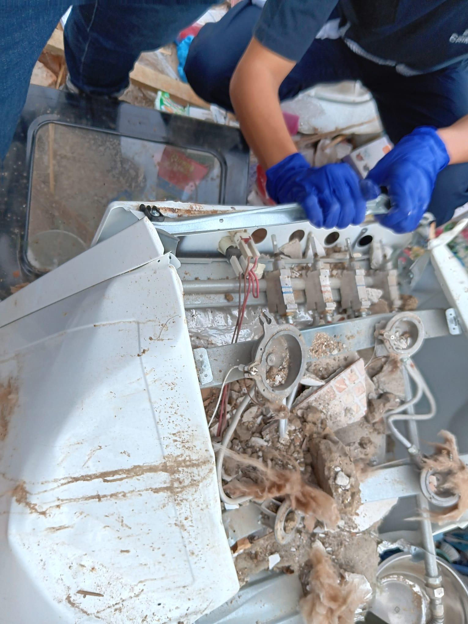 Surse: Furtunul aragazului desfiletat şi duzele înlăturate. Ipoteza sinuciderii, luată în calcul după explozia