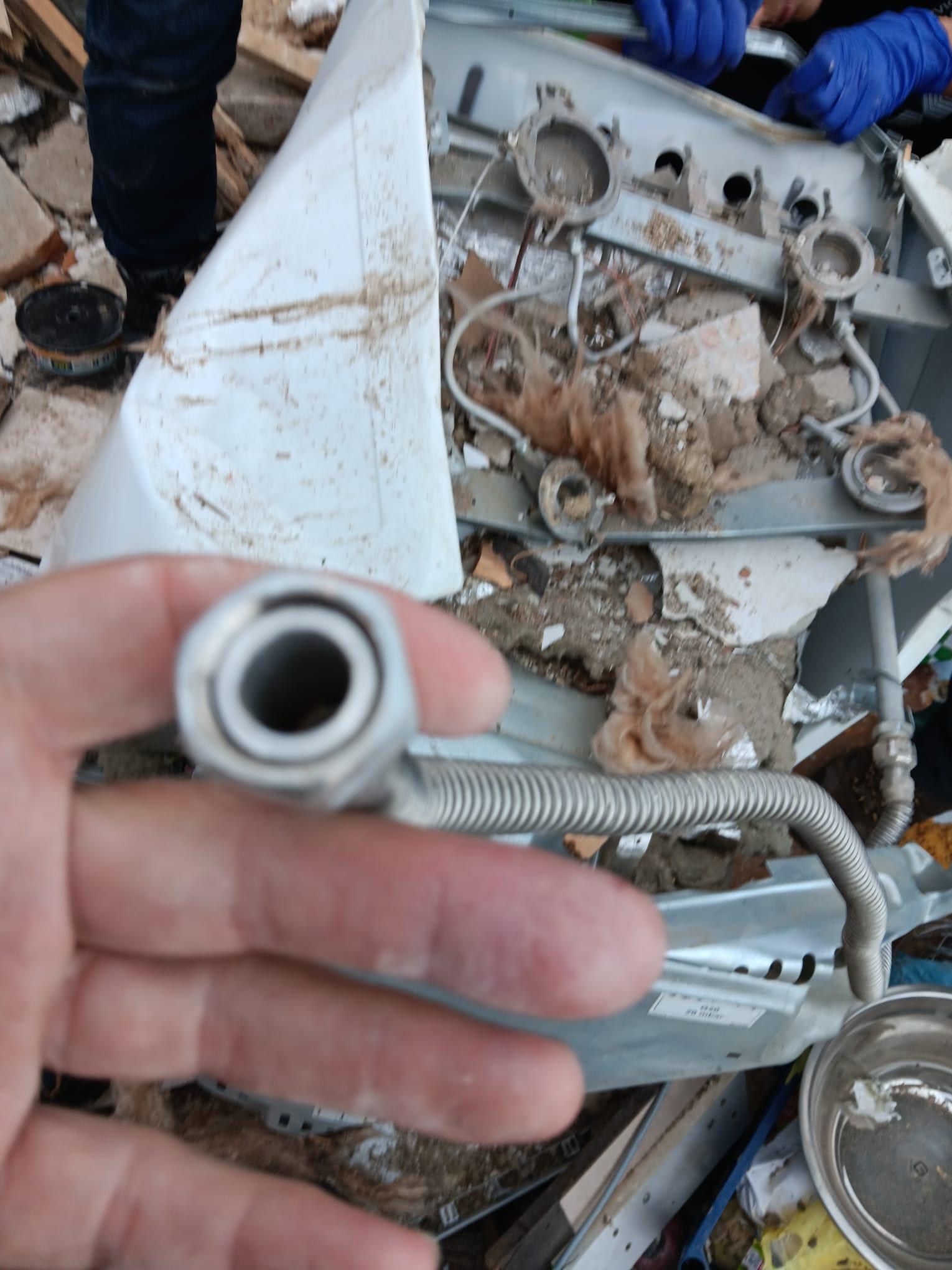 Surse: Furtunul aragazului desfiletat şi duzele înlăturate. Ipoteza sinuciderii, luată în calcul după explozia