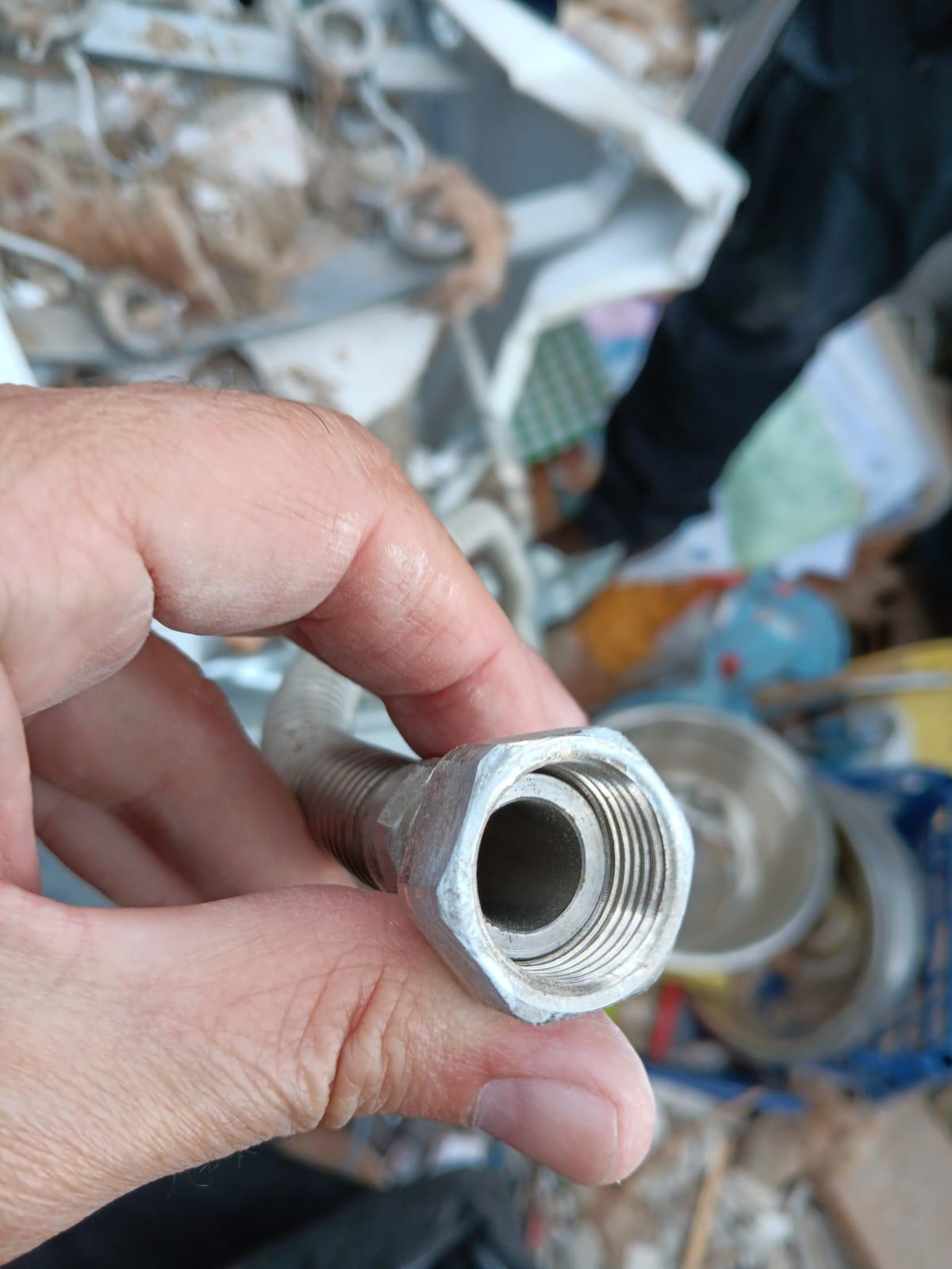 Surse: Furtunul aragazului desfiletat şi duzele înlăturate. Ipoteza sinuciderii, luată în calcul după explozia