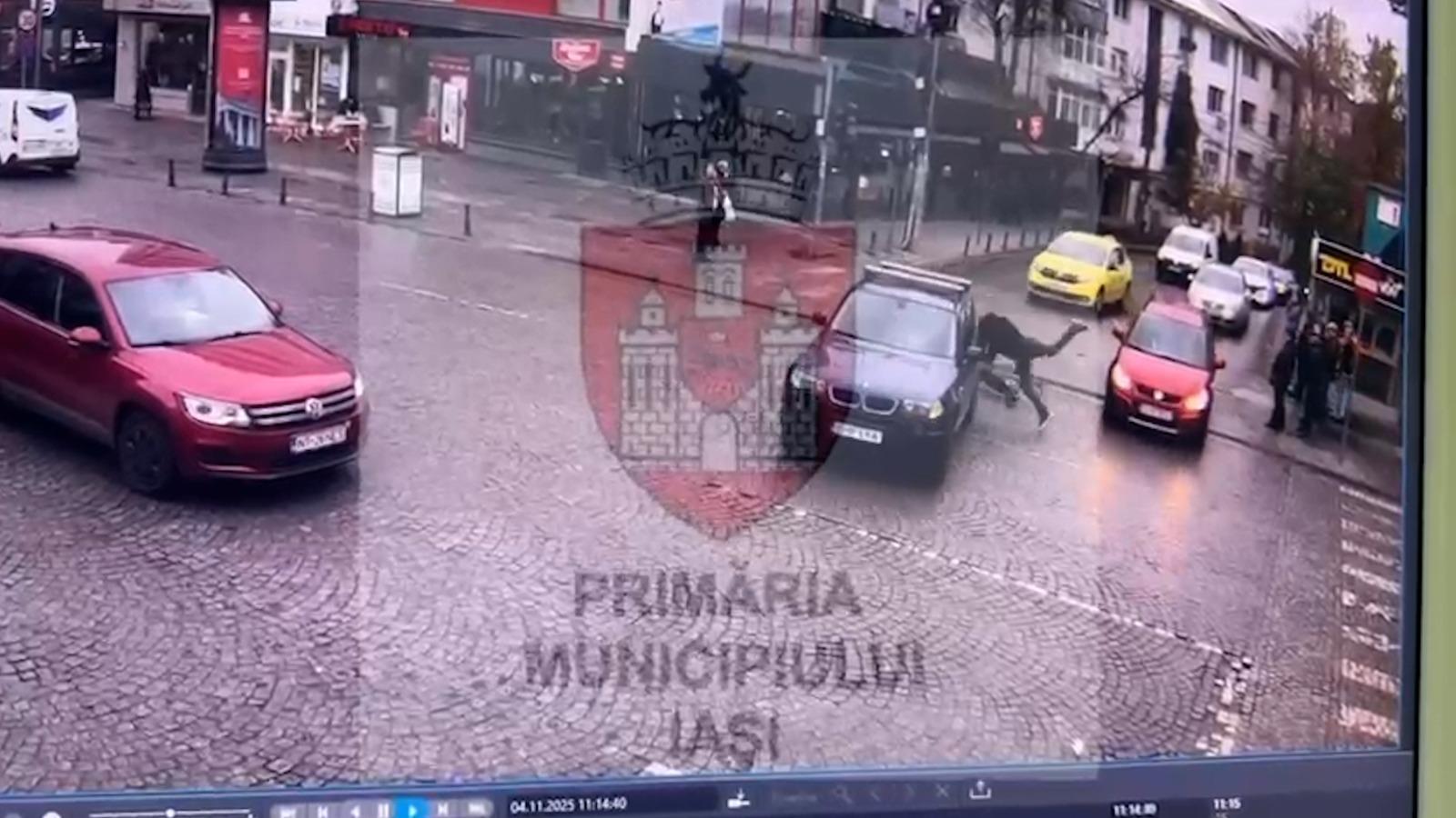 Momentul când un bărbat pe trotinetă intră cu viteză într-o maşină care circula regulamentar, în Iaşi