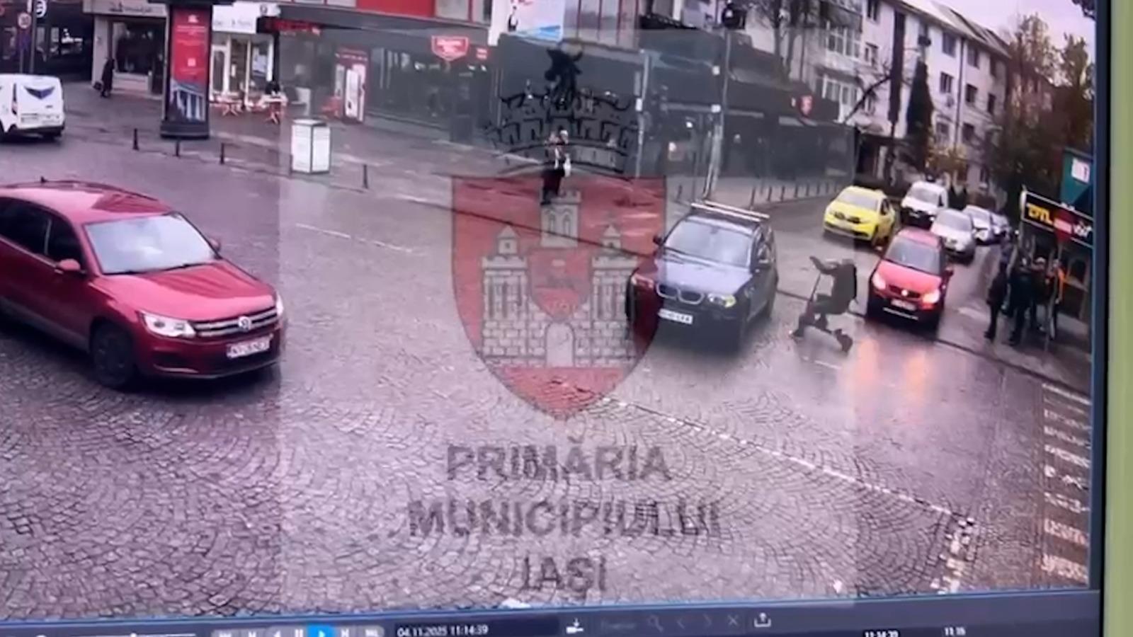 Momentul când un bărbat pe trotinetă intră cu viteză într-o maşină care circula regulamentar, în Iaşi