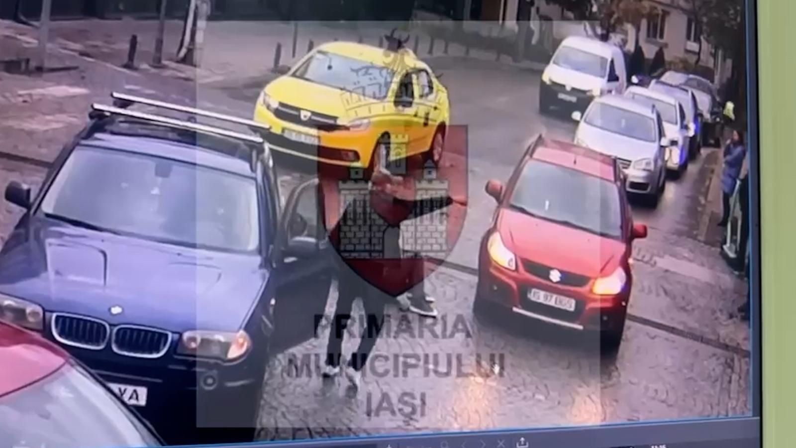 Momentul când un bărbat pe trotinetă intră cu viteză într-o maşină care circula regulamentar, în Iaşi