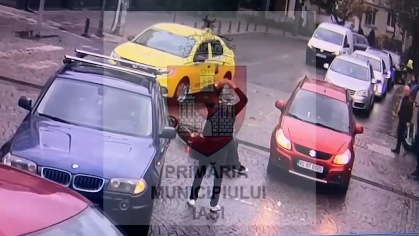 Momentul când un bărbat pe trotinetă intră cu viteză într-o maşină care circula regulamentar, în Iaşi