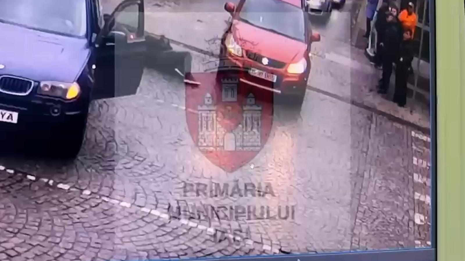 Momentul când un bărbat pe trotinetă intră cu viteză într-o maşină care circula regulamentar, în Iaşi