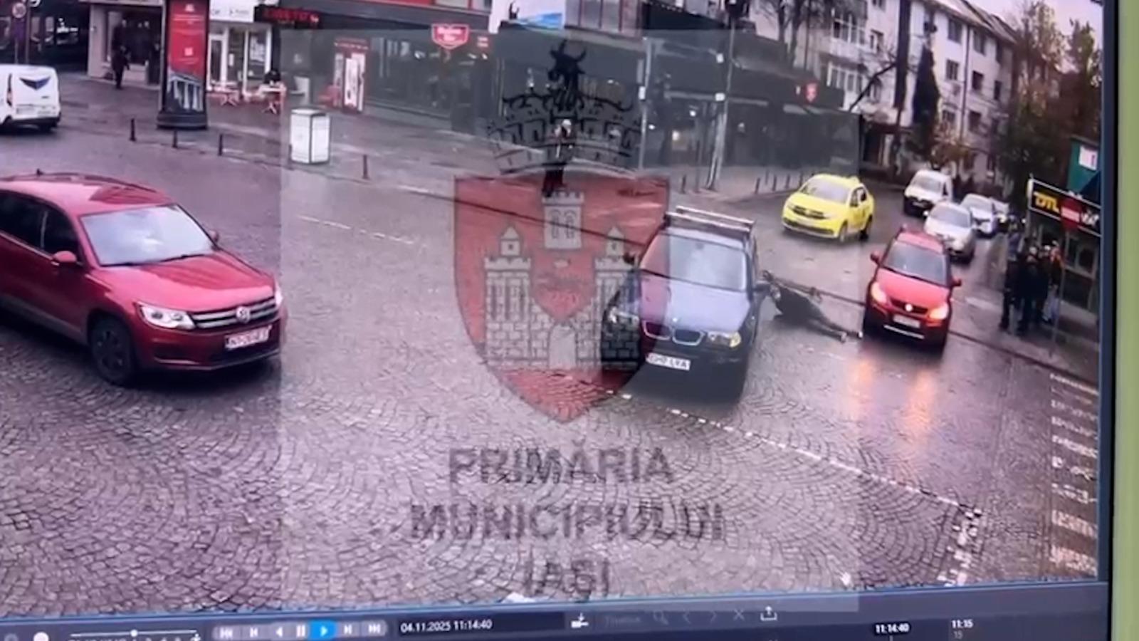 Momentul când un bărbat pe trotinetă intră cu viteză într-o maşină care circula regulamentar, în Iaşi