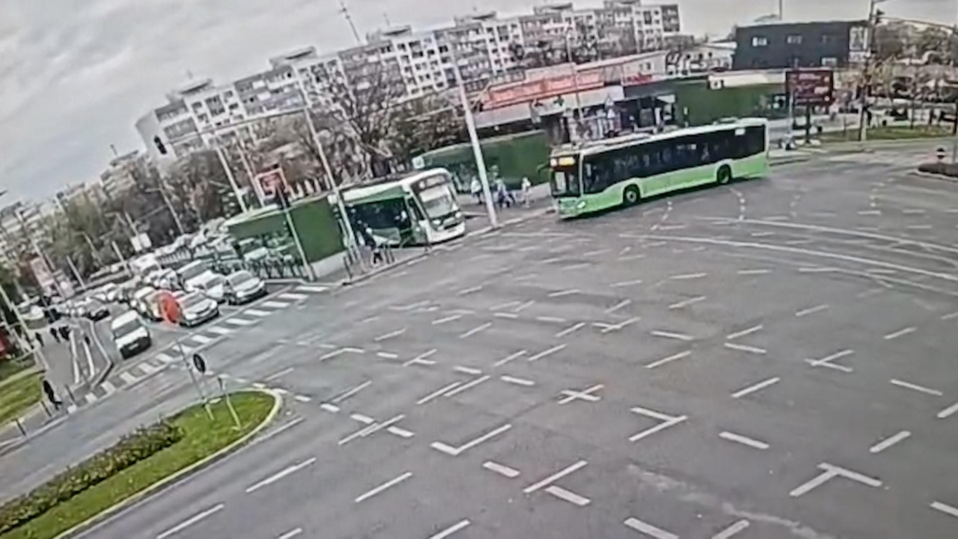 Imagini exclusive cu accidentul dintre autobuzul STB şi tramvai. Şapte persoane rănite