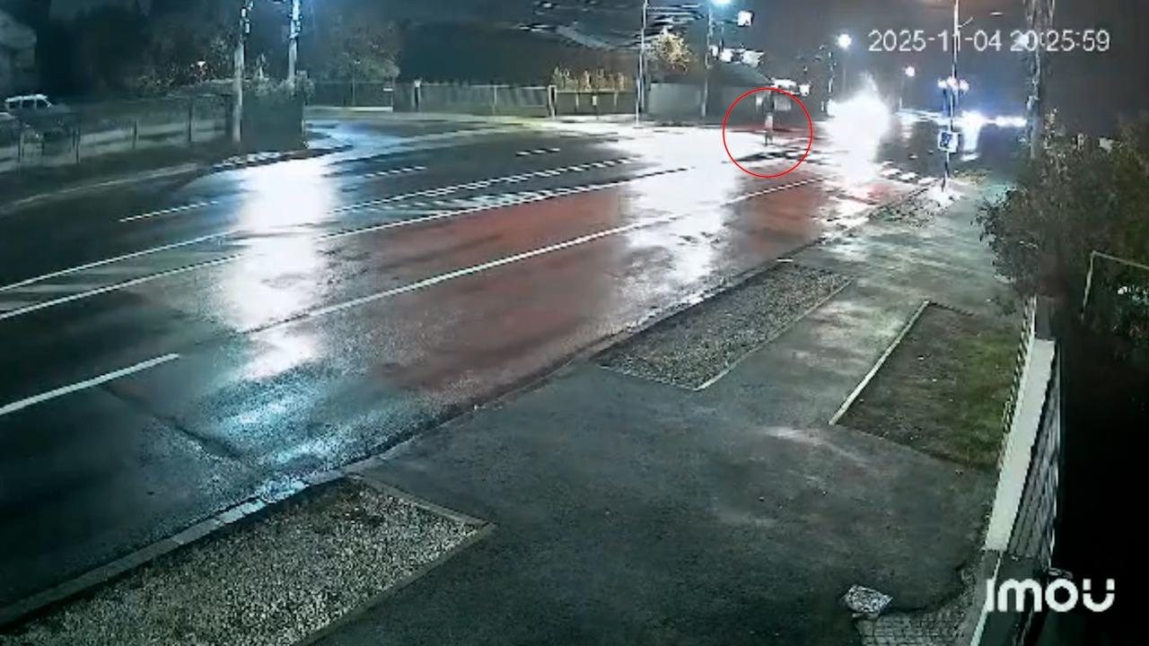 Momentul când un pieton este lovit în plin de un autoturism. A zburat zeci de metri şi a rămas pe caldarâm