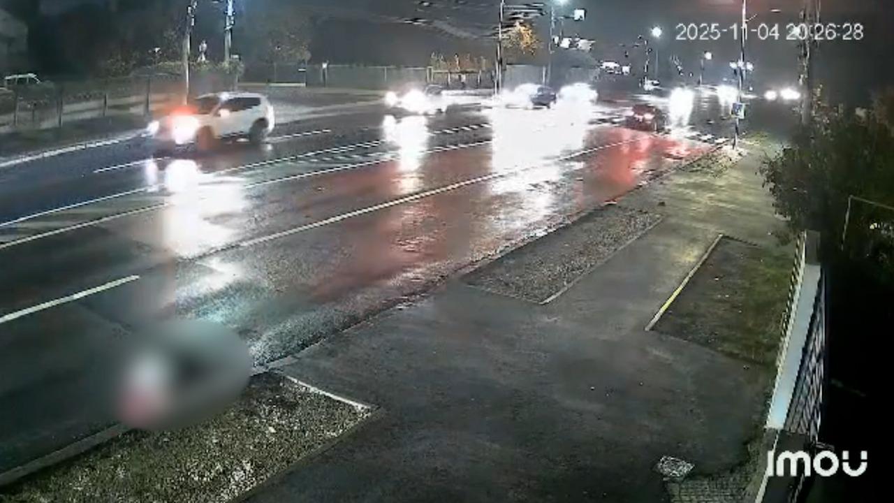 Momentul când un pieton este lovit în plin de un autoturism. A zburat zeci de metri şi a rămas pe caldarâm