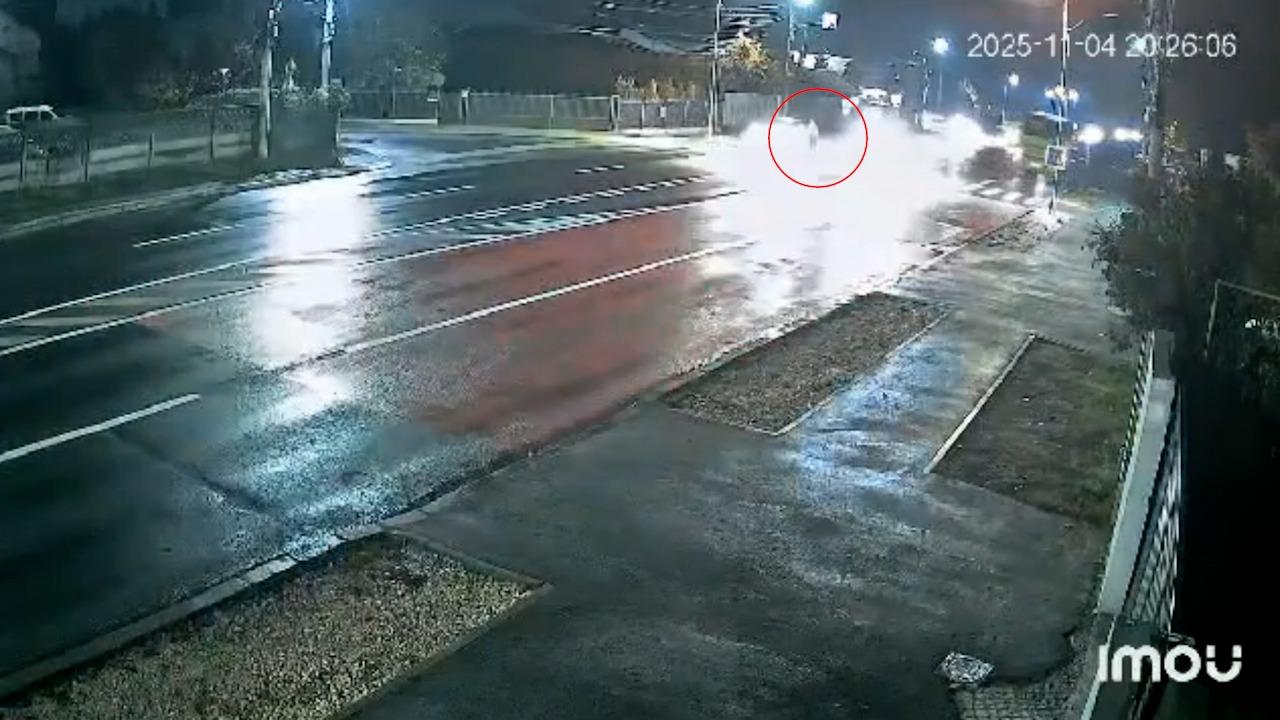 Momentul când un pieton este lovit în plin de un autoturism. A zburat zeci de metri şi a rămas pe caldarâm
