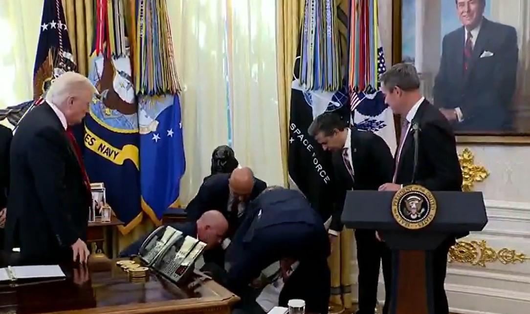 Un director executiv al unei companii farmaceutice se prăbuşeşte în Biroul Oval, în timpul unei conferinţe