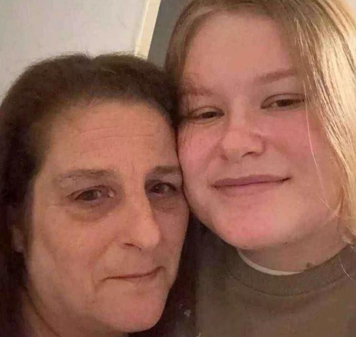 Moartea i-a secerat pe rând. 7 copii au rămas orfani, după ce şi-au pierdut pe rând bunicii, tatăl şi mama