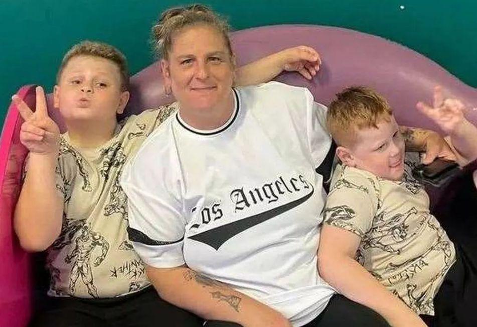 Moartea i-a secerat pe rând. 7 copii au rămas orfani, după ce şi-au pierdut pe rând bunicii, tatăl şi mama