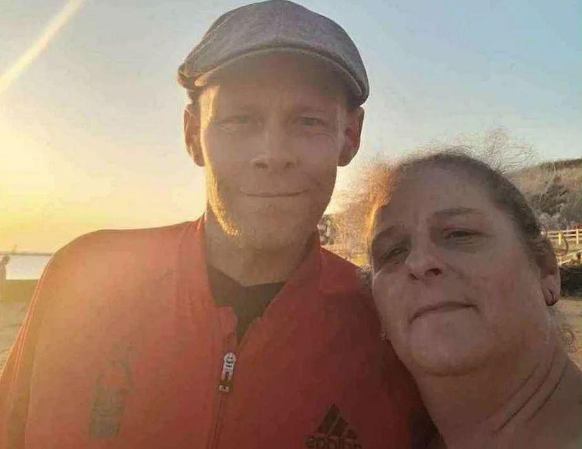 Moartea i-a secerat pe rând. 7 copii au rămas orfani, după ce şi-au pierdut pe rând bunicii, tatăl şi mama