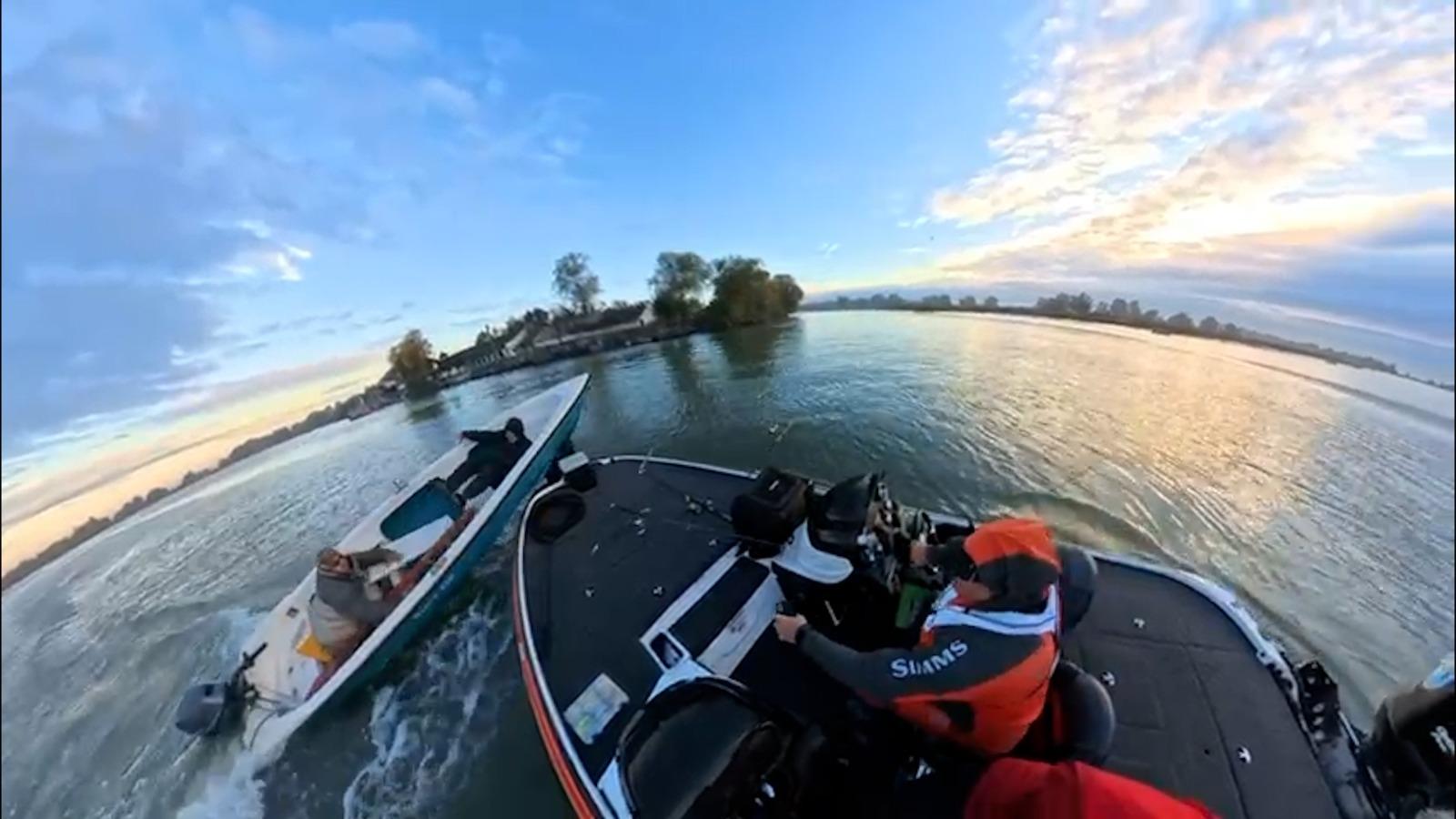 „Băi nebunilor, băi”. Momentul când două ambarcaţiuni se ciocnesc. Un bărbat a fost aruncat în aer