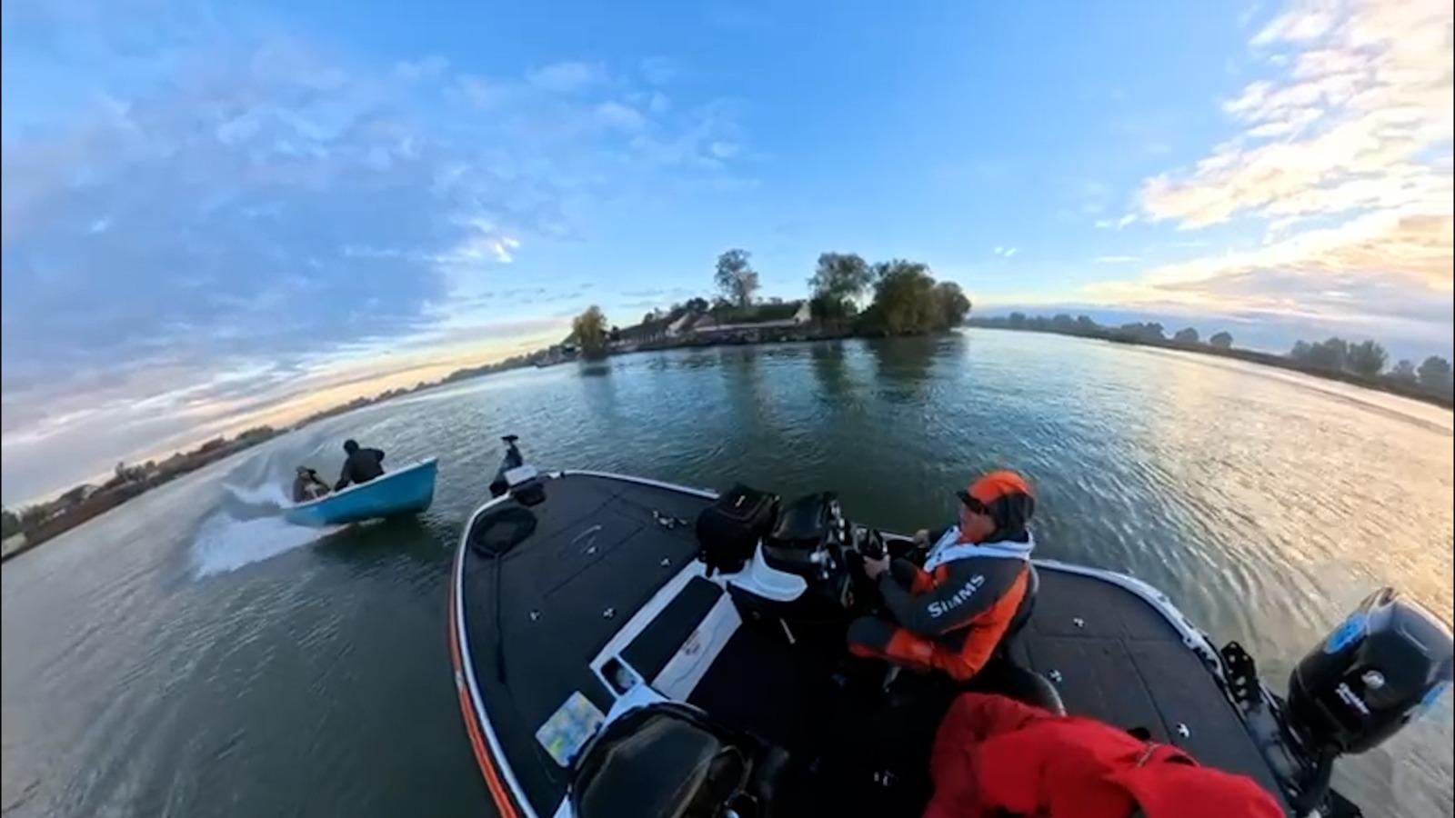 „Băi nebunilor, băi”. Momentul când două ambarcaţiuni se ciocnesc. Un bărbat a fost aruncat în aer