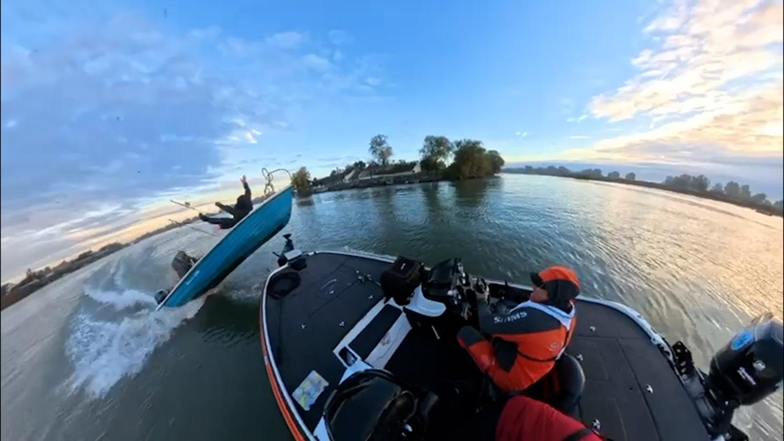 „Băi nebunilor, băi”. Momentul când două ambarcaţiuni se ciocnesc. Un bărbat a fost aruncat în aer