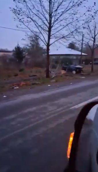 Gabriel a plătit cu viaţa pasiunea nebună pentru viteză. Maşina s-a rupt în două, după ce s-a izbit de un pom