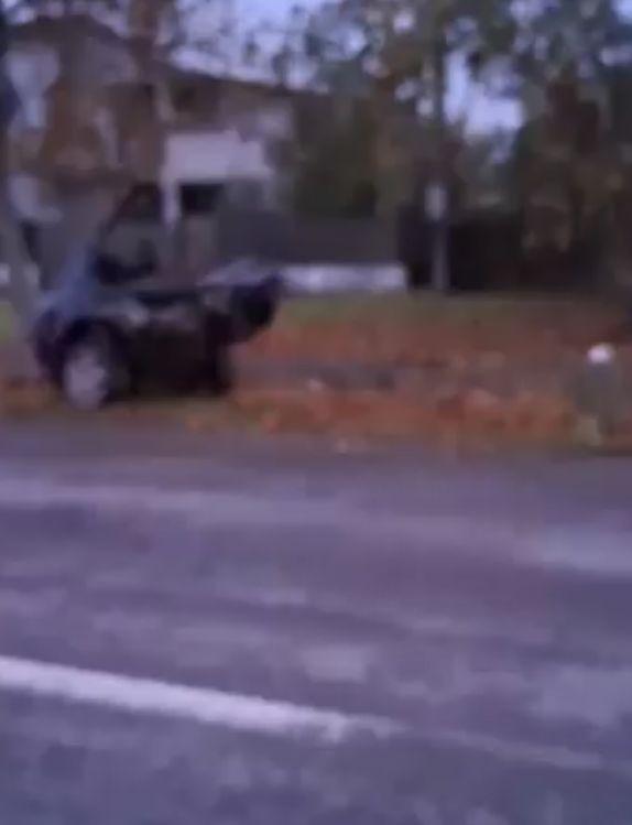 Gabriel a plătit cu viaţa pasiunea nebună pentru viteză. Maşina s-a rupt în două, după ce s-a izbit de un pom