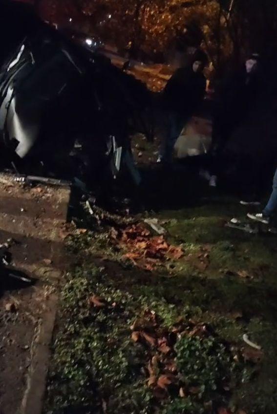 Gabriel a plătit cu viaţa pasiunea nebună pentru viteză. Maşina s-a rupt în două, după ce s-a izbit de un pom