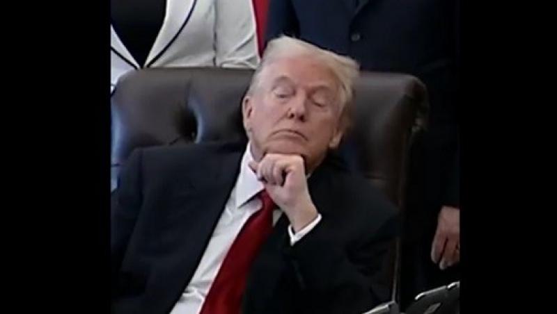 Donald Trump pare să aţipească în timpul unui eveniment din Biroul Oval