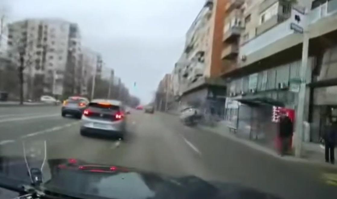 Momentul în care o şoferiţă din Iaşi se dă peste cap cu maşina, după o neatenţie în trafic