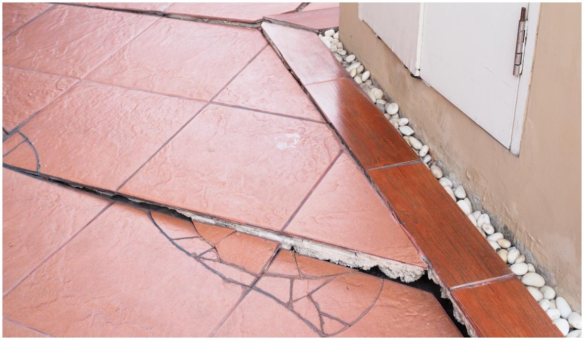 Intervenție ISU la Tulcea după ce podeaua unui apartament s-a surpat