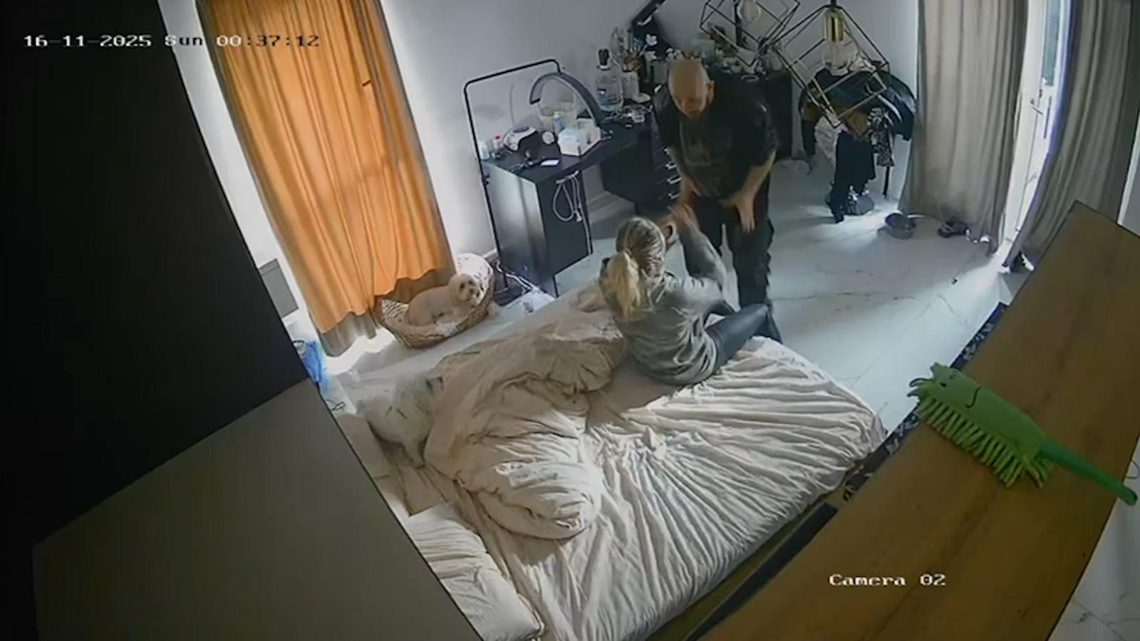 Momentul când un bărbat din Timiș intră în casă peste fosta iubită și o ia la bătaie