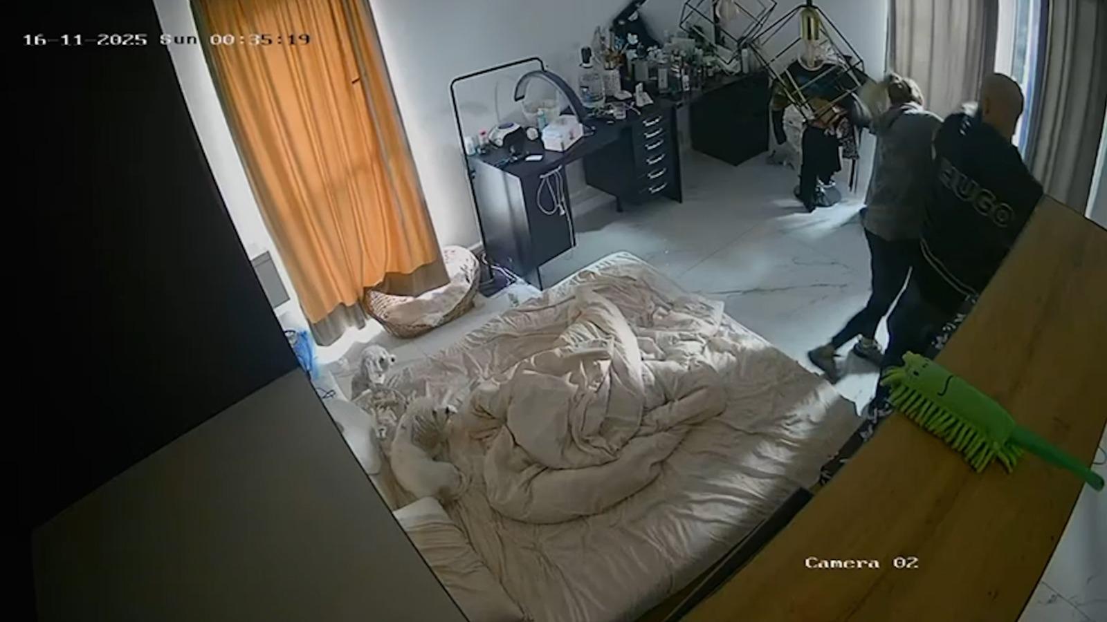 Momentul când un bărbat din Timiș intră în casă peste fosta iubită și o ia la bătaie