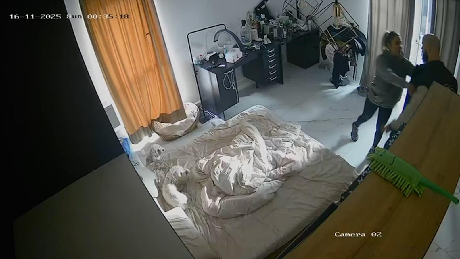 Momentul când un bărbat din Timiș intră în casă peste fosta iubită și o ia la bătaie