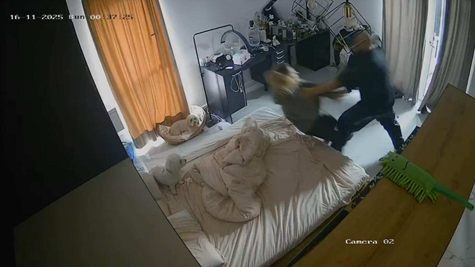 Momentul când un bărbat din Timiș intră în casă peste fosta iubită și o ia la bătaie