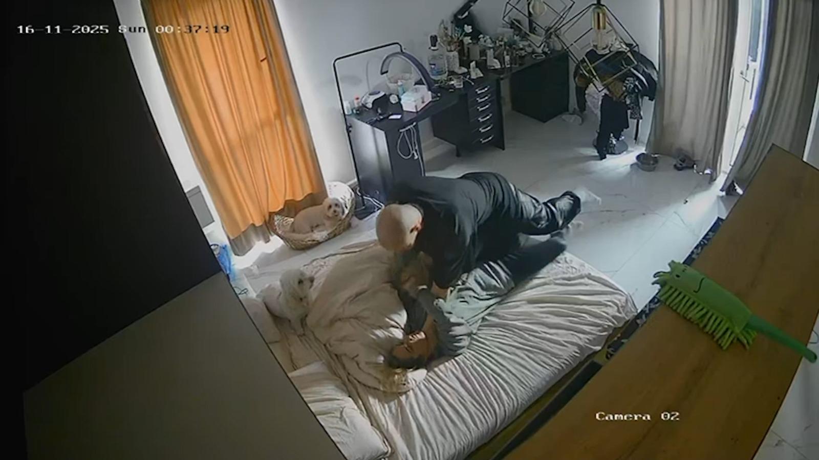 Momentul când un bărbat din Timiș intră în casă peste fosta iubită și o ia la bătaie