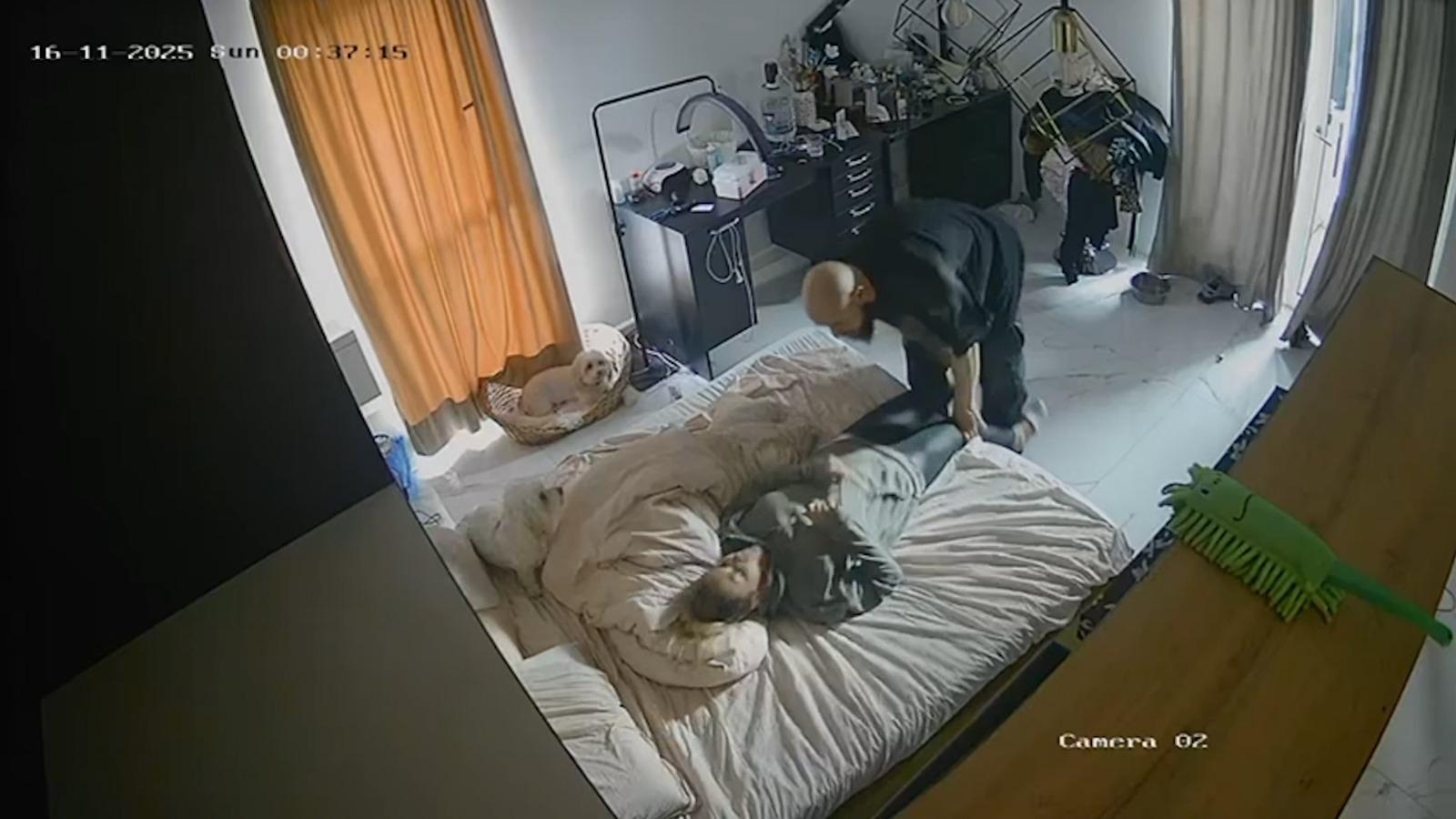 Momentul când un bărbat din Timiș intră în casă peste fosta iubită și o ia la bătaie