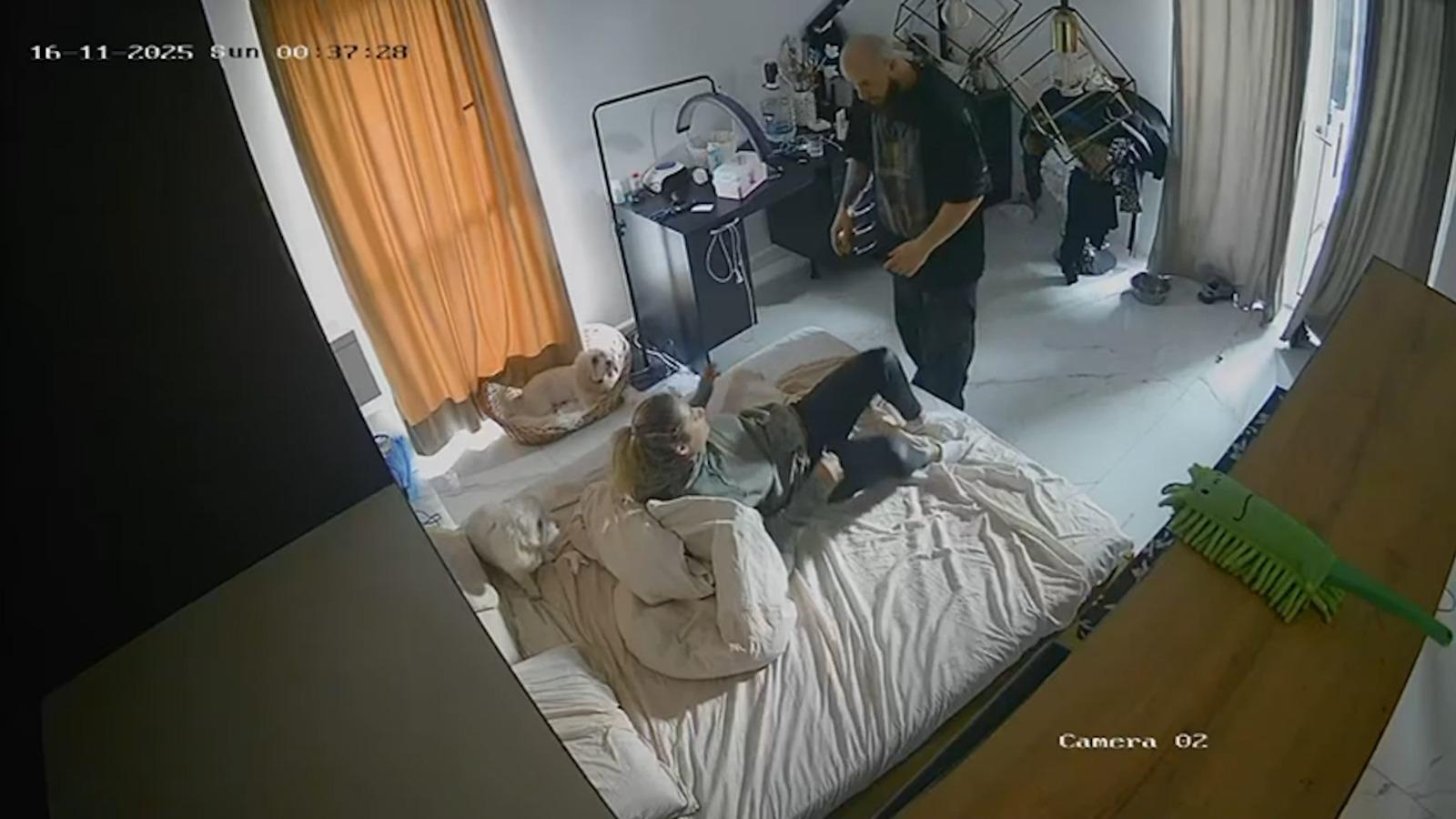 Momentul când un bărbat din Timiș intră în casă peste fosta iubită și o ia la bătaie