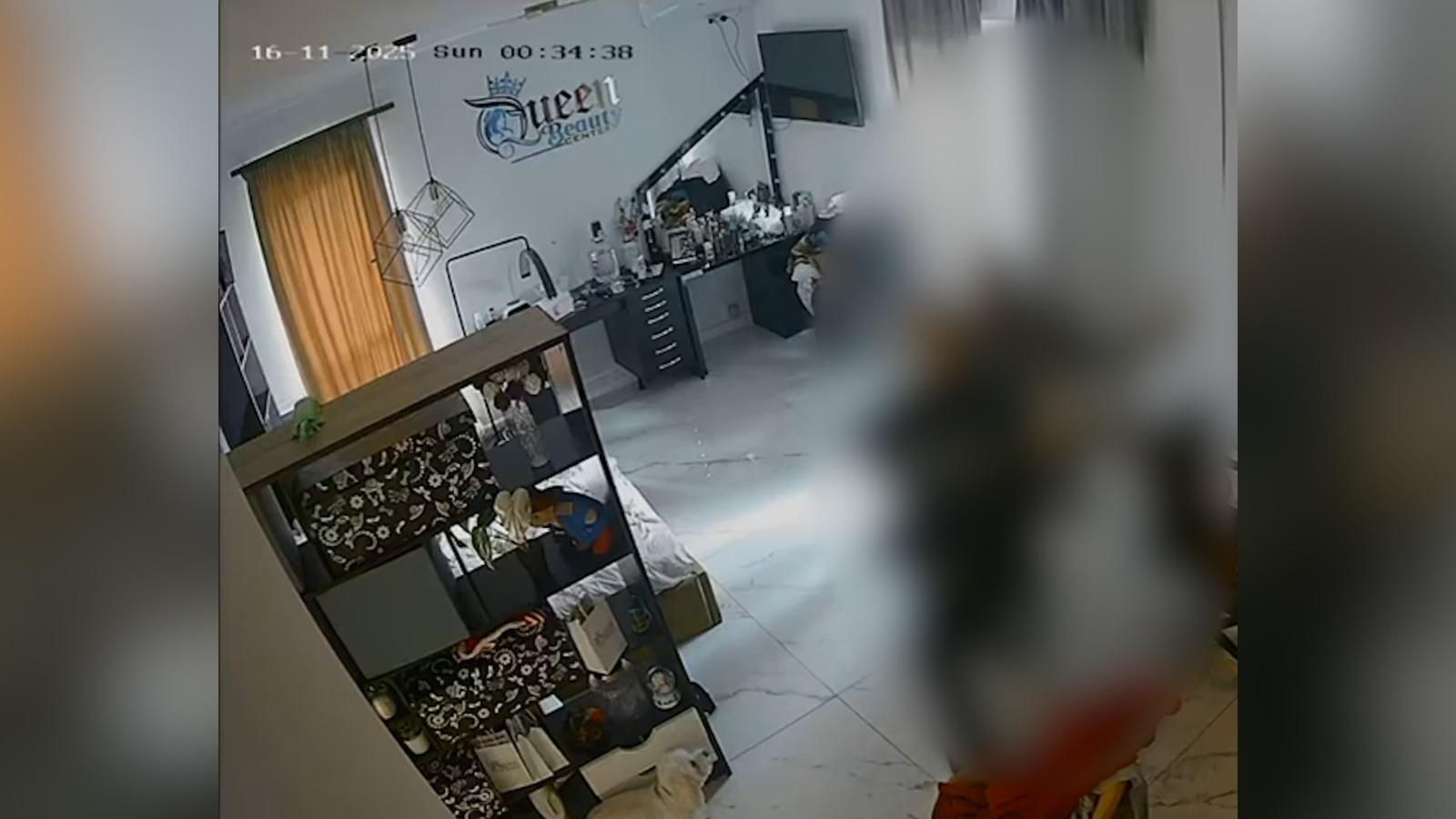 Momentul când un bărbat din Timiș intră în casă peste fosta iubită și o ia la bătaie