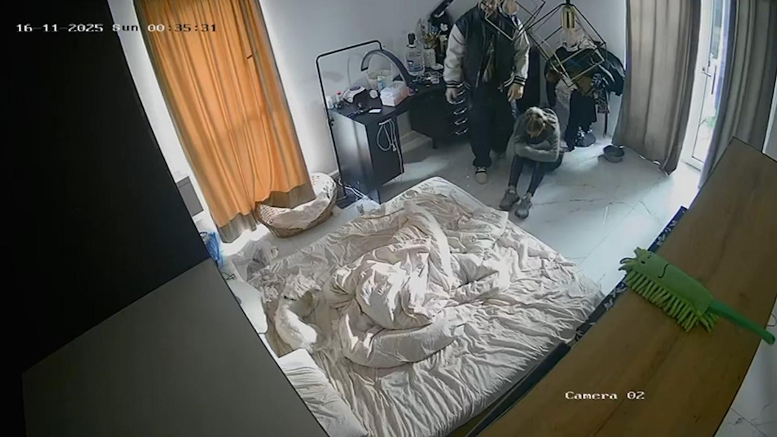 Momentul când un bărbat din Timiș intră în casă peste fosta iubită și o ia la bătaie